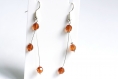 Boucles d'oreilles sur fil câblé avec perles en acrylique de couleur marron 