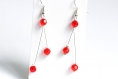 Boucles d'oreilles sur fil câblé avec perles en acrylique de couleur rouge 
