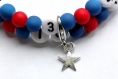 Bracelet d'allaitement sur fil à mémoire de forme de 55mm avec perles en acrylique de couleur bleu et rouge 