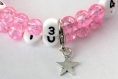 Bracelet d'allaitement sur fil à mémoire de forme de 55mm avec perles en verre craquelée de couleur rose 