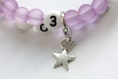 Bracelet d'allaitement sur fil à mémoire de forme de 55mm avec perles en acrylique de couleur violet 