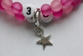 Bracelet d'allaitement sur fil à mémoire de forme de 55mm avec perles en acrylique de couleur rose foncé et claire 