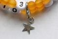 Bracelet d'allaitement sur fil à mémoire de forme de 55mm avec perles en acrylique de couleur orange 