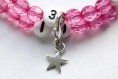 Bracelet d'allaitement sur fil à mémoire de forme de 55mm avec perles en acrylique de couleur rose foncé 
