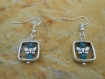 Boucles d'oreille argentées cadre papillon et perles turquoise 