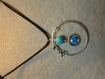 Collier médaillon cabochon papillon 12 mm et perle sur tour de cou réglable avec fermoir 