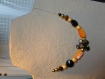 Collier monté sur câble perles variées (papillon, noir, or, orange) 