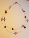 Collier monté sur câble perles variées (rouge et violet) 