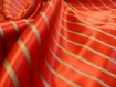 Coupon de tissu carnaval en polyester rayé or et rouge 