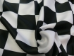 Coupon de tissu carnaval en polyester damier blanc et noir 