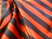 Coupon de tissu carnaval en polyester rayé noir et rouge 