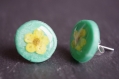 Boucles d'oreilles puces vertes avec fleurs naturelles bijoux pâte polymère 