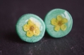 Boucles d'oreilles puces vertes avec fleurs naturelles bijoux pâte polymère 