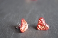 Boucles d'oreilles puces cœur rouge et paillettes dorées en pâte polymère 