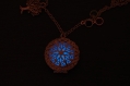 Collier médaillon qui brille dans le noir bleu pendentif phosphorescent bijoux arbre argenté et cristaux personalisés représentant 