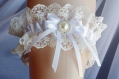 Jarretière en satin et dentelle jarretière de mariage nœud papillon et ruban blanc cassé avec perle blanc 