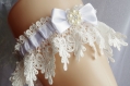 Jarretière de mariage jarretière en satin et dentelle, nœud papillon et ruban blanc cassé avec perle blanc 