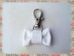 Porte clés petit noeud en tissu uni blanc *la mariée*