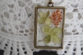 Collier en résine avec des fleurs véritables pendentif métal bronze avec inclusion de fleurs séchées bijoux en résine 