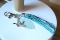 Bijou de sac porte clés feuille filigrane, pompon vert d'eau et oiseau origami 