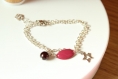 Bracelet double tour argenté avec sequin émaillé rose framboise et perle magique marron 