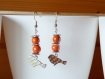 Boucles d'oreille argentées et perles céramiques orange 