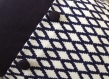 Coussin rectangulaire, tissu a motifs géométrique bleu marine et blanc, 