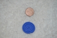 Petite forme spirale en pâte fimo bleu 