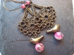 Boucles d'oreilles romantiques, oiseau bronze et perles rose 