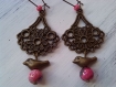 Boucles d'oreilles romantiques, oiseau bronze et perles rose 