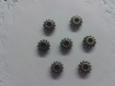 7 perles rondes striées en bronze 