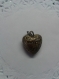 Un gros coeur en relief ciselé en bronze 