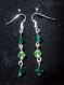 Boucles d'oreilles en métal argenté et perles de verre à facettes vertes