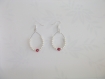 Boucles d'oreille perles de cristal rouge-grenat et perles de verres blanches 