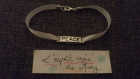 Bracelet en ruban de satin message sur plaque: peace 