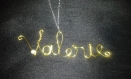 Collier, une chaîne argentée avec un pendentif personnalisé prénom lisa et valérie, ici idéal pour un anniversaire ou noël 