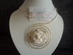 Blandine: collier spirale doré avec sa fleur blanche idéal pour la st valentin 