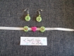 Parure: bracelet et boucles d'oreilles en boutons vert design pois rose idéal pour la st valentin 
