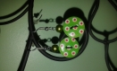 Parure: bracelet et boucles d'oreilles en boutons vert design pois rose idéal pour la st valentin 