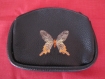 Porte monnaie ou trousse en cuir noir broderie papillon 