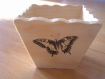 Pot en bois avec des papillons en serviettage 