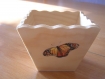 Pot en bois avec des papillons en serviettage 