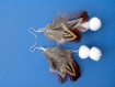 Boucles d'oreilles pompons blancs et plumes 