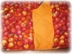 Porte plat coton imprimé orangé, matelassé, décor pommes, intérieur uni. 