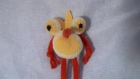Doudou poule écru tricoté en laine écru orange et jaune 