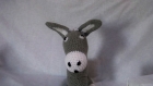 Doudou gris et blanc en laine crochetée main 