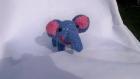 éléphant bleu fait main au crochet 