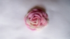Broche composée d'une fleur rose au crochet 