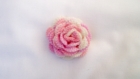 Broche composée d'une fleur rose au crochet 