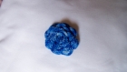 Broche composée d'une fleur bleue au crochet 